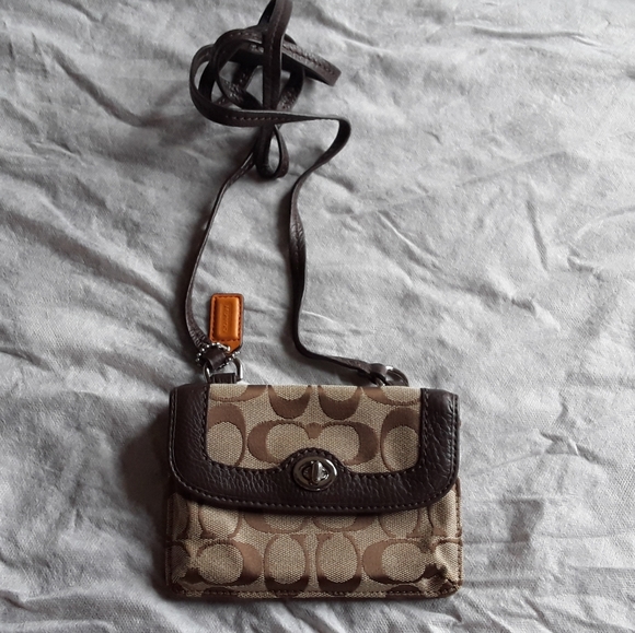 Coach Handbags - Vintage Coach Signature Wallet Crossbody